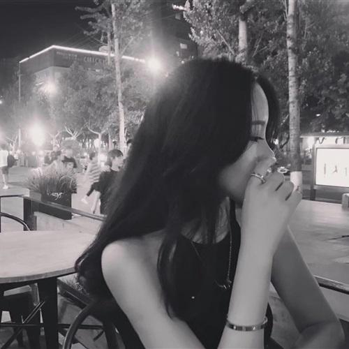 又帅又酷的女生头像真人黑白