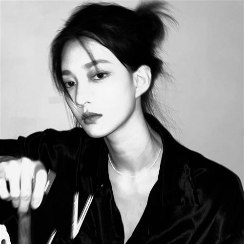 高清美女头像黑白图片