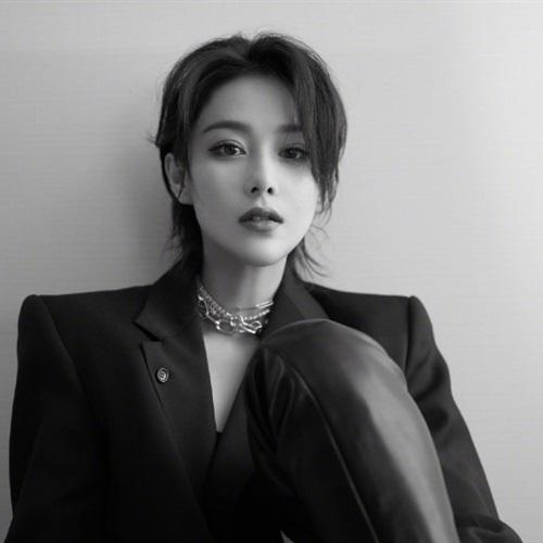 黑白长发美女头像图片