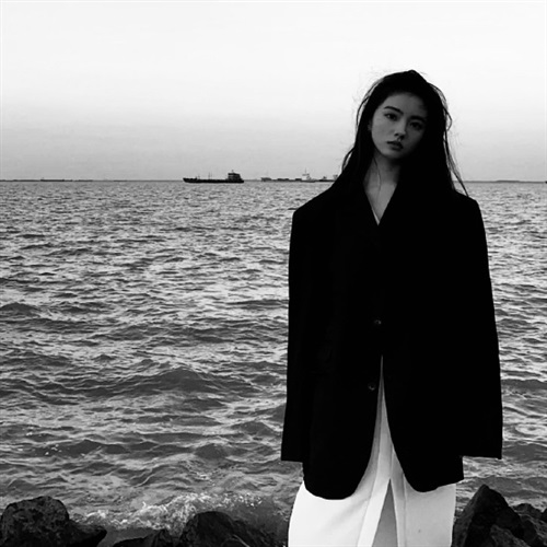 高清黑白女头像高冷