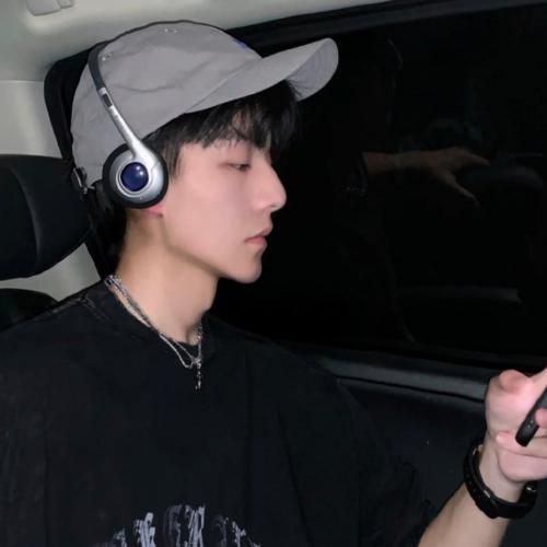 有点冷酷帅气图片帅哥头像,男生头像图片