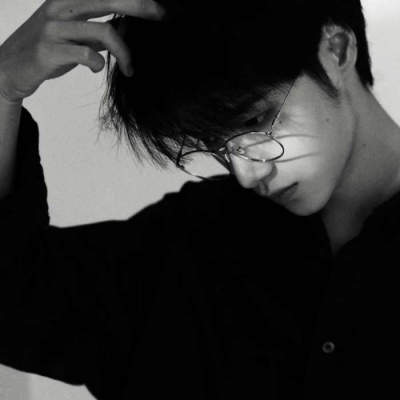 丧系男生头像真人侧脸