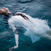 沉在水里的唯美女生头像图片