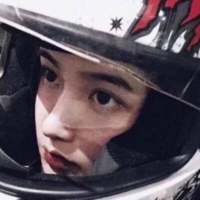戴头盔的女生头像真人超好看