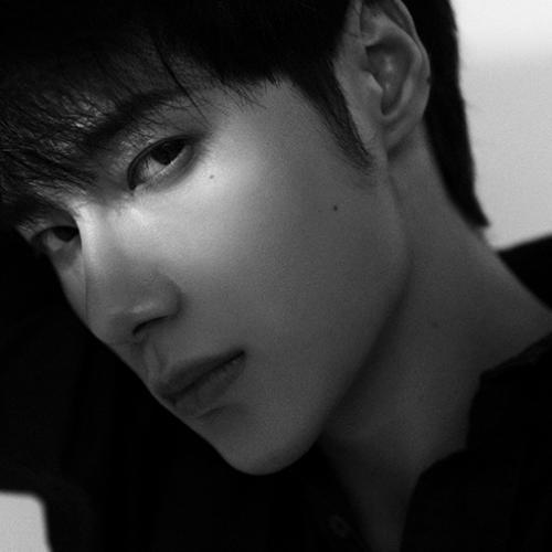 同一个人的男生头像黑白伤感侧面