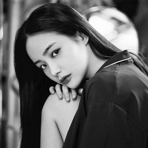 御姐范黑白美女头像侧脸