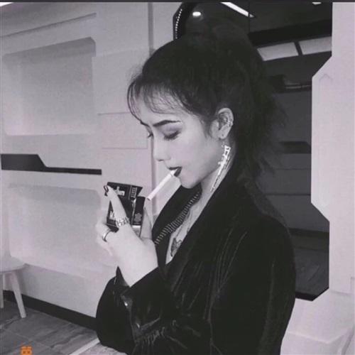 女生头像真人高冷侧脸黑白