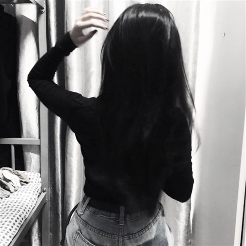 安静有点伤感的黑白唯美女头像