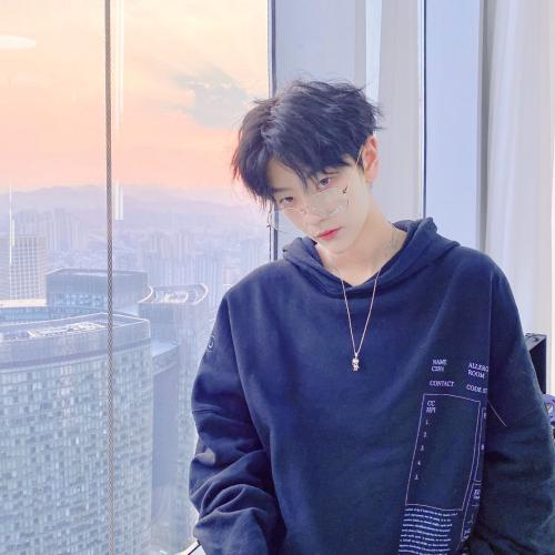 看起来很斯文文质彬彬纯洁的帅哥头像图片