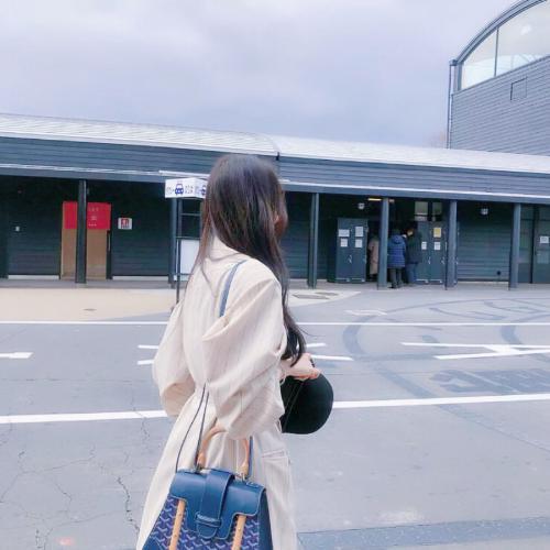 非常接生活的成熟美女头像侧面长发