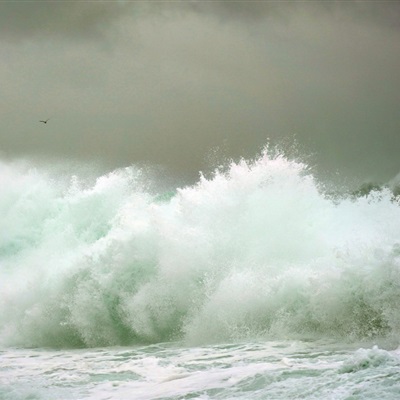 汹涌彭拜的高清巨海浪头像图片
