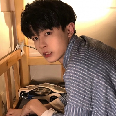 高清自由随意一点的男生头像图片