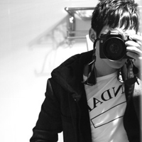 好看的男生拿照相机拍照头像图片