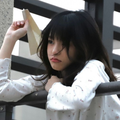 高清好看的情绪化女头像图片