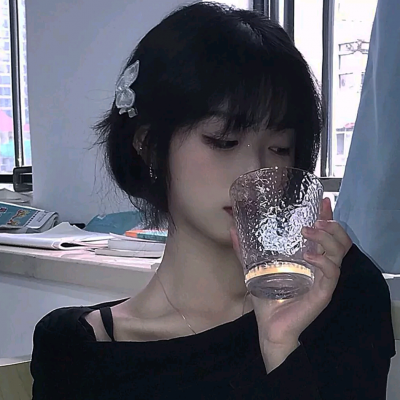 女生思念一个人的头像图片