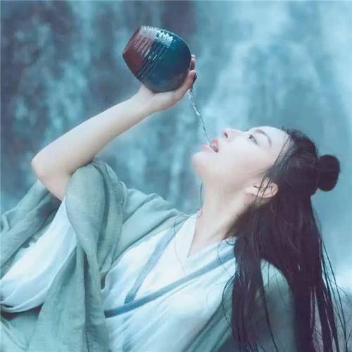 女生手拿杯子的头像图片