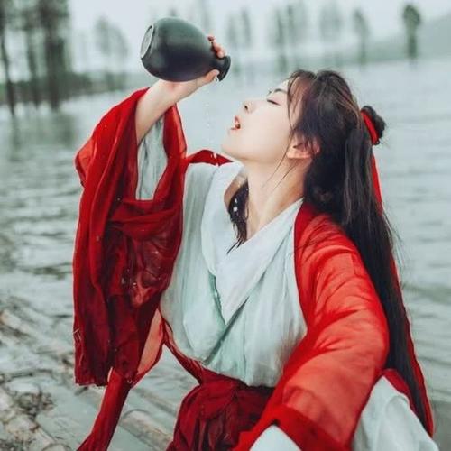 女人手拿酒杯图片流泪图片