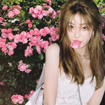 唯美森系女生拿花的头像高清图片