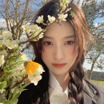 唯美森系女生拿花的头像高清图片