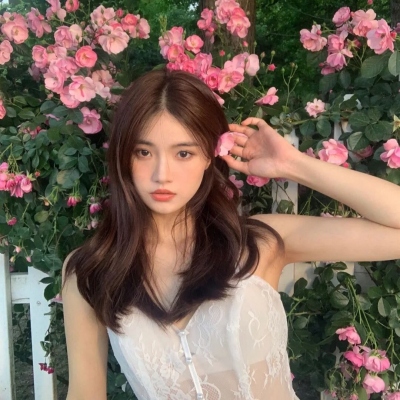唯美森系女生拿花的头像高清图片