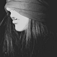 伤感的蒙眼女生头像冷酷黑白图片