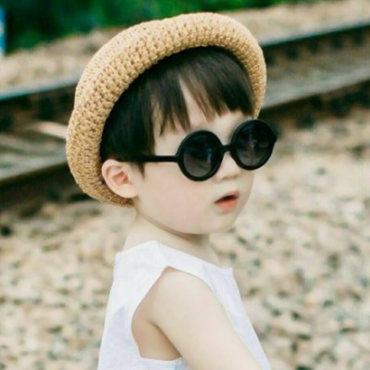 超萌高清的可爱情头小孩一左一右图片