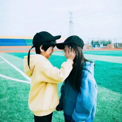 超萌高清的可爱情头小孩一左一右图片