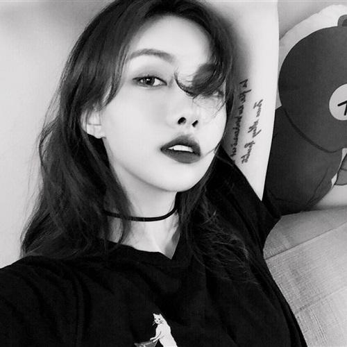 女生头像单调的黑白的