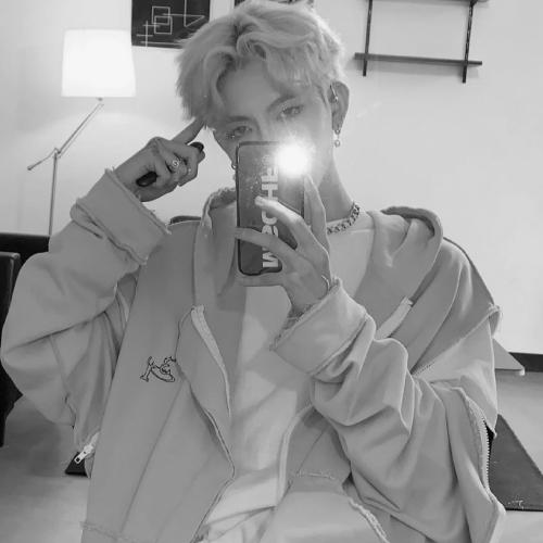 黑白男生头像侧脸帅气