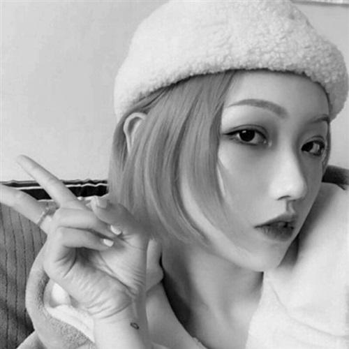 长发美女安静又冷酷的黑白美女头像大全