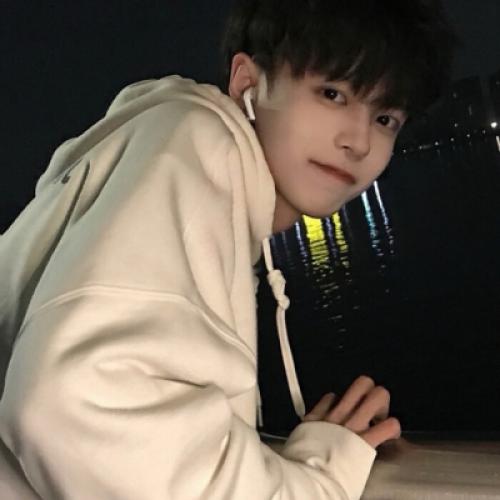 艺术气息的男生头像