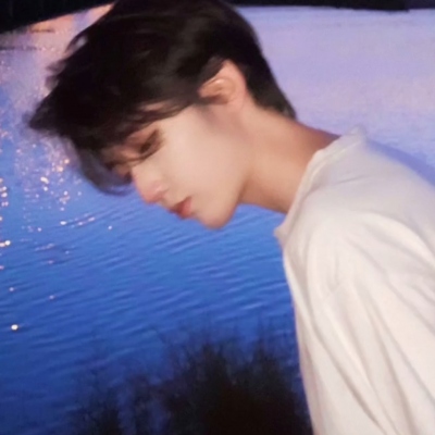 蒙眼低头侧脸帅哥头像