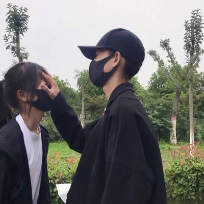 情侣之间互相对望的头像