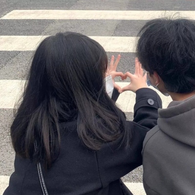 情侣之间互相对望的头像