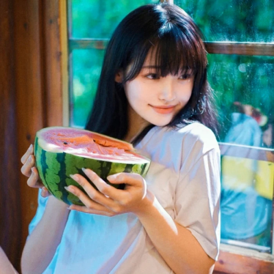 可爱女孩子吃西瓜照片图片