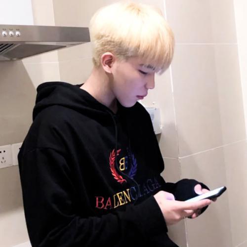 男生头像真人帅气带点微笑的