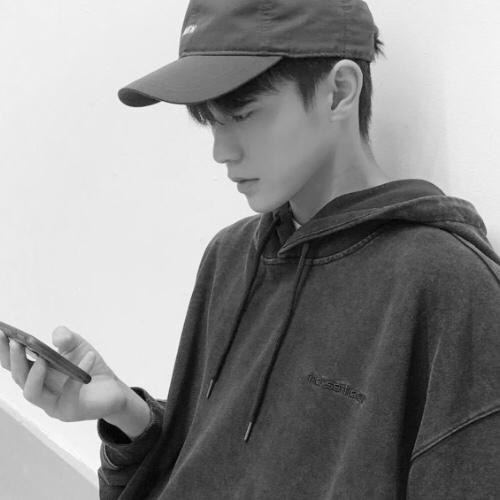 黑色冷血的男生头像