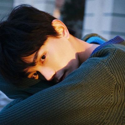 男孩子深沉的又较为忧郁的头像