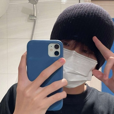 低调时尚又稳重的男生头像